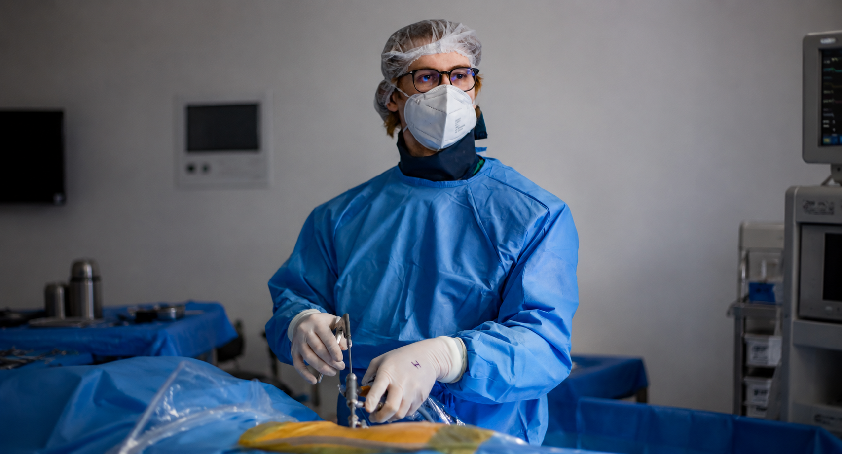 Dr. José Ronaldo realizando procedimento neurocirúrgico